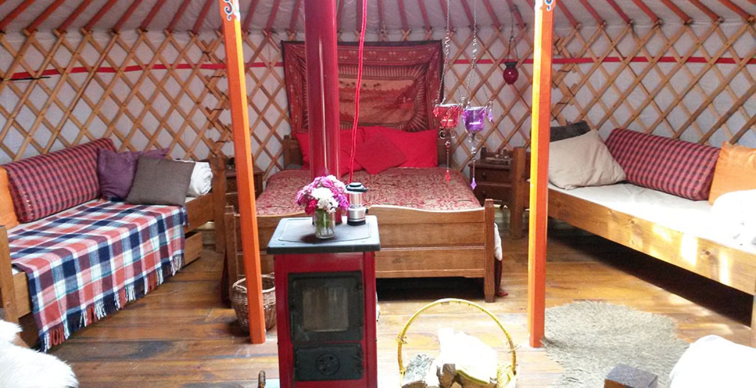 Slaap in een prachtige, handbeschilderde yurt en kook je potje buiten. Net als op de steppe. Foto: 't Buitenland