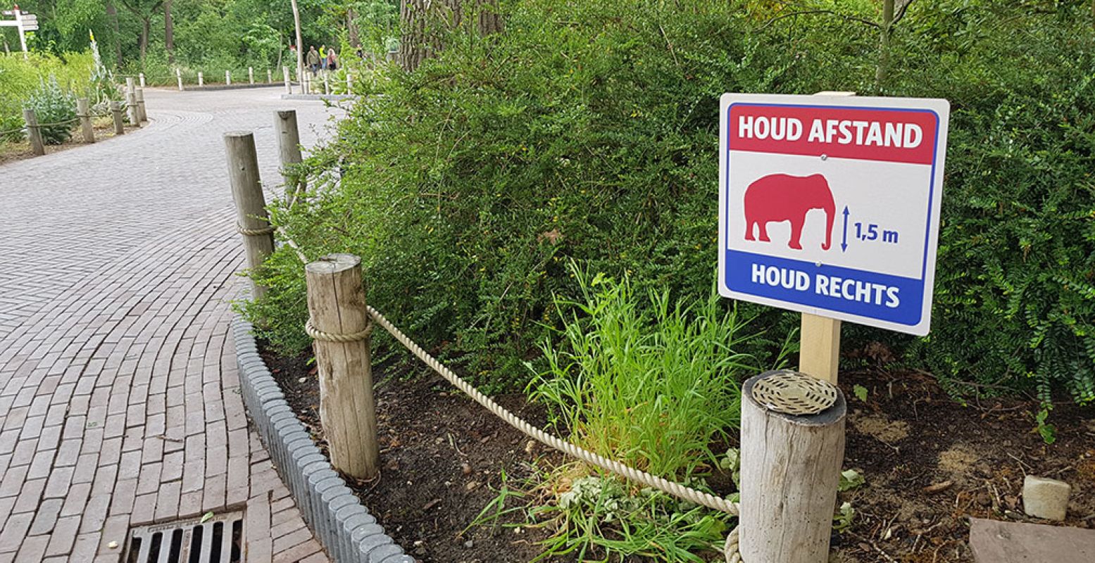 Subtiele borden met een knipoog herinneren aan de regels: afstand houden en rechts lopen op de paden. De paden zijn breed, dus afstand houden kan makkelijk. Foto: DagjeWeg.NL