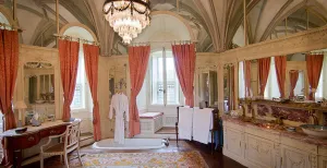 Verken Kasteel de Haar op eigen houtje! Welke celebrity verbleef er in deze prachtige badkamer? Foto: Kasteel de Haar Utrecht.