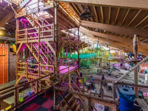 Wie durft op grote hoogte te klimmen? Foto: Adventure City Rotterdam.