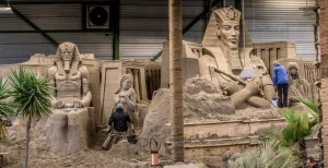 De Bijbel in zand De kunstenaars aan het werk. Foto: Zandverhalen.