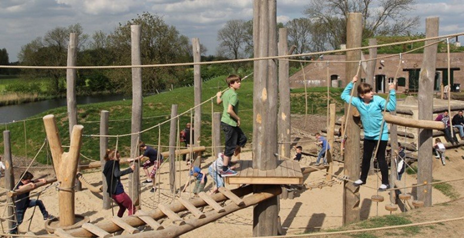 Klimmen en klauteren in de Vleermuisspeurtuin. Foto's: GeoFort