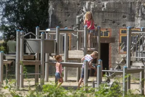 Spelen tussen de bunkers Foto geüpload door gebruiker Stichting Liniebreed Ondernemen.
