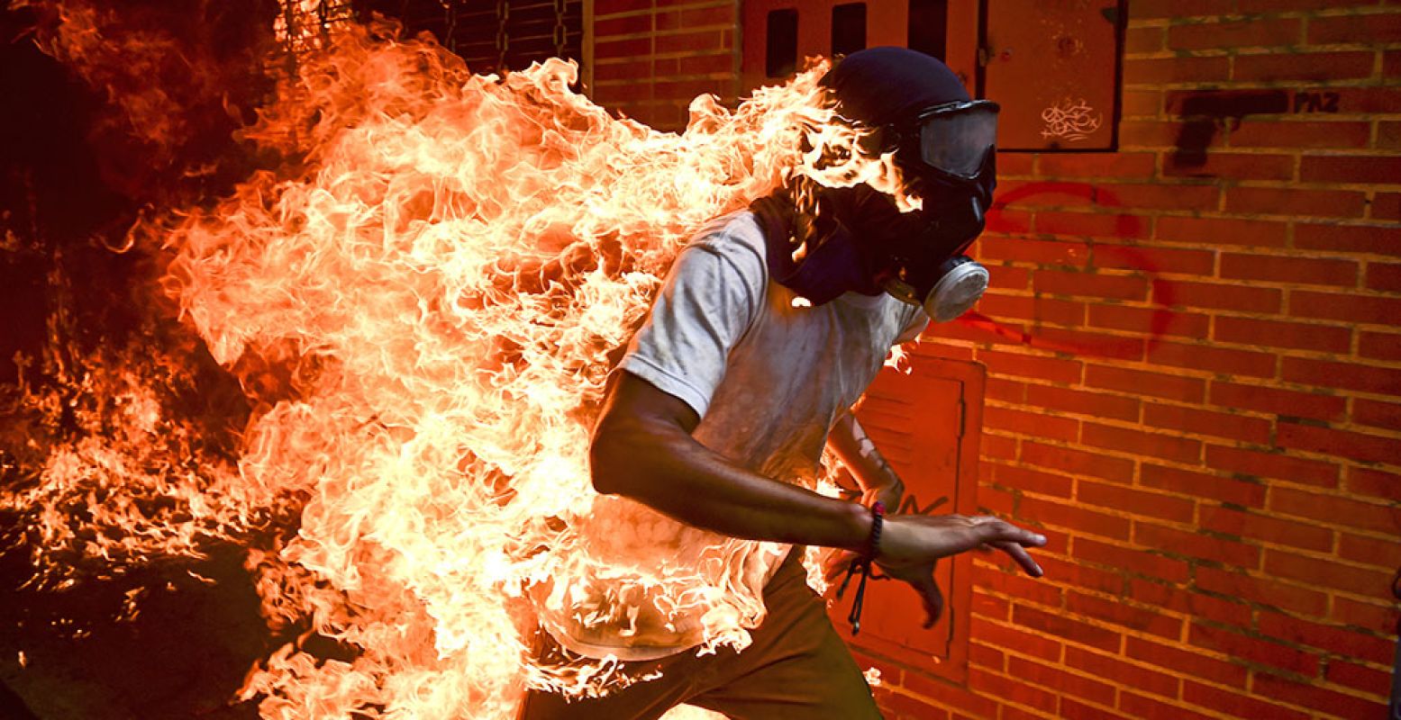 De winnende persfoto van 2018 is 'Venezuela Crisis': José VÃ­ctor Salazar Balza (28) raakt in brand tijdens gewelddadigheden met de politie bij een protest tegen President Nicolas Maduro, in Caracas, Venezuela. Foto: © Ronaldo Schemidt, Agence France-Presse