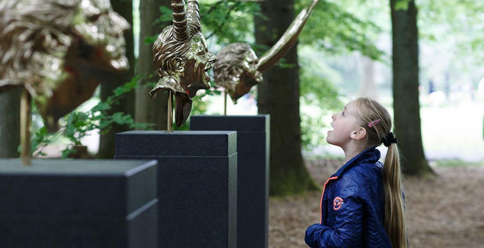 Ontdek verrassende beelden in de beeldentuin van het Kröller-Müller Museum. Zoals deze Hoofdstukken van Jan Fabre. Foto: Kröller-Müller Museum © Wieneke Hofland