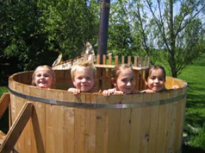 Baad in boerenweelde Met de hele familie in de tobbe. Foto: Het Betere Boerenbed
