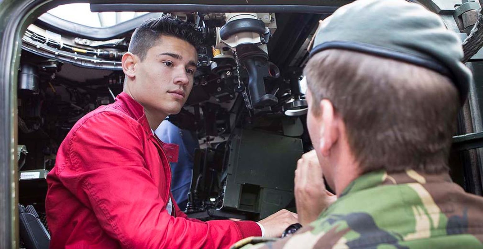 Woon demonstraties bij en stap in een militair voertuig. Foto: Landmachtdagen.