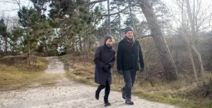 Heerlijk wegdromen tijdens een winterwandeling Muts op, laarzen aan. Tijd voor een winterwandeling! Foto: Staatsbosbeheer © Leo de Jong Fotografie.