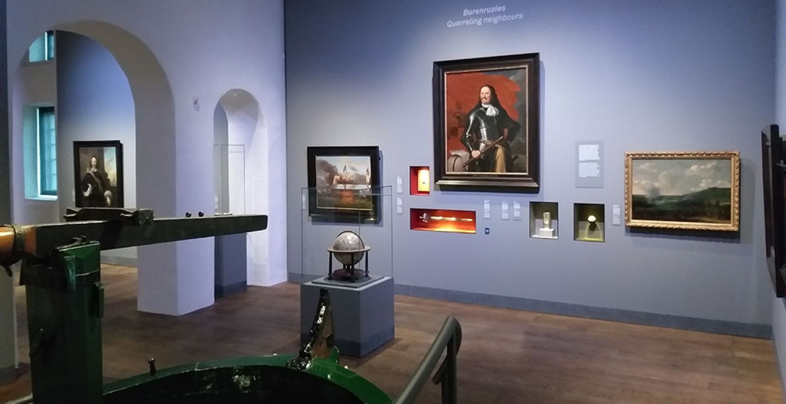 Het Scheepvaartmuseum heeft een nieuwe hoofdgalerij. Hier vormen vijftig topstukken samen de expositie  Republiek aan zee . Foto: Het Scheepvaartmuseum