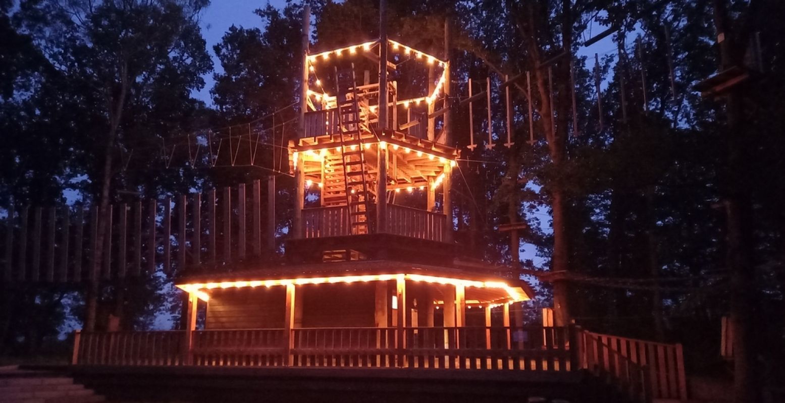 Tijdens het klimmen in het donker deze herfstvakantie is de toren prachtig verlicht. Wie durft de routes te klimmen met alleen een lampje op je helm als verlichting? Foto: Marco Broeks