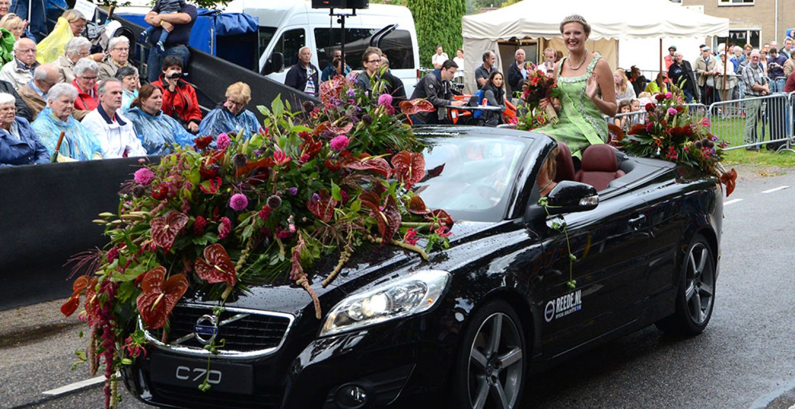 Elk jaar wordt de Bloemenkoningin verkozen. Ze krijgt een ereplaatsje in de optocht. Foto: Bloemencorso Leersum.