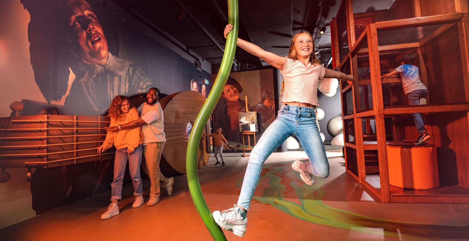 Loop en klim door de schilderijen van Judith Leyster en kruip in de gitaar van De Serenade in attractie de De Hollandse Meesters. Foto: Madurodam