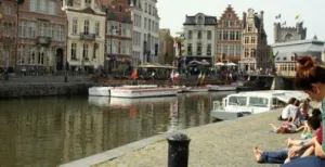 Dompel je onder in de grootsheid van Gent Gent kent veel plekjes aan het water waar het goed toeven is. Foto: Elise Meester