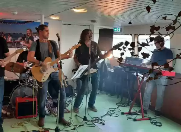 Rock the Boat met Pasen Rock band \\\\\\\'Hairy Zack\\\\\\\'. Foto: Klaassen