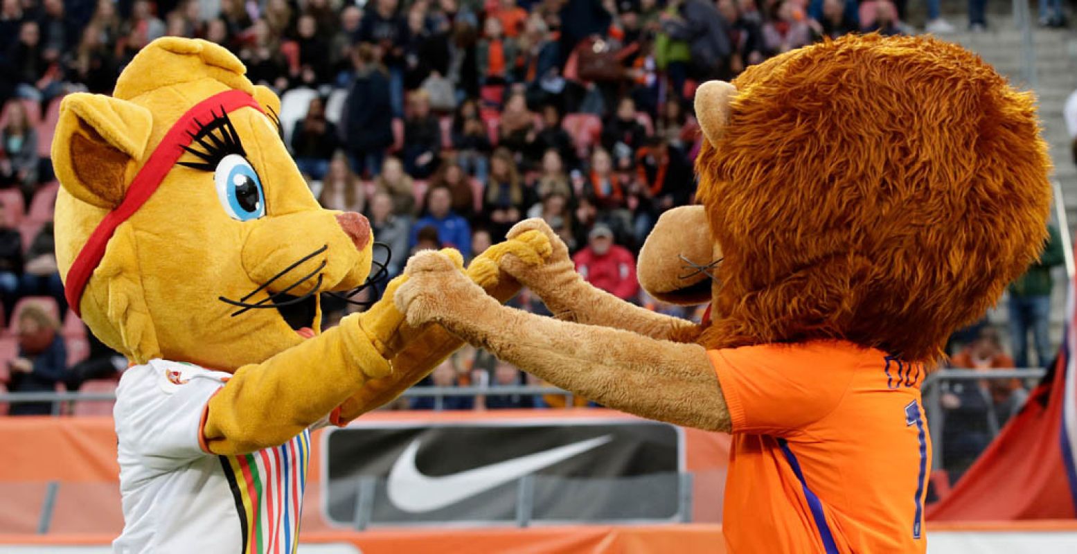 Kicky de Mascotte en Dutchy, de mascotte van het Nederlandse team. Foto: KNVB Media