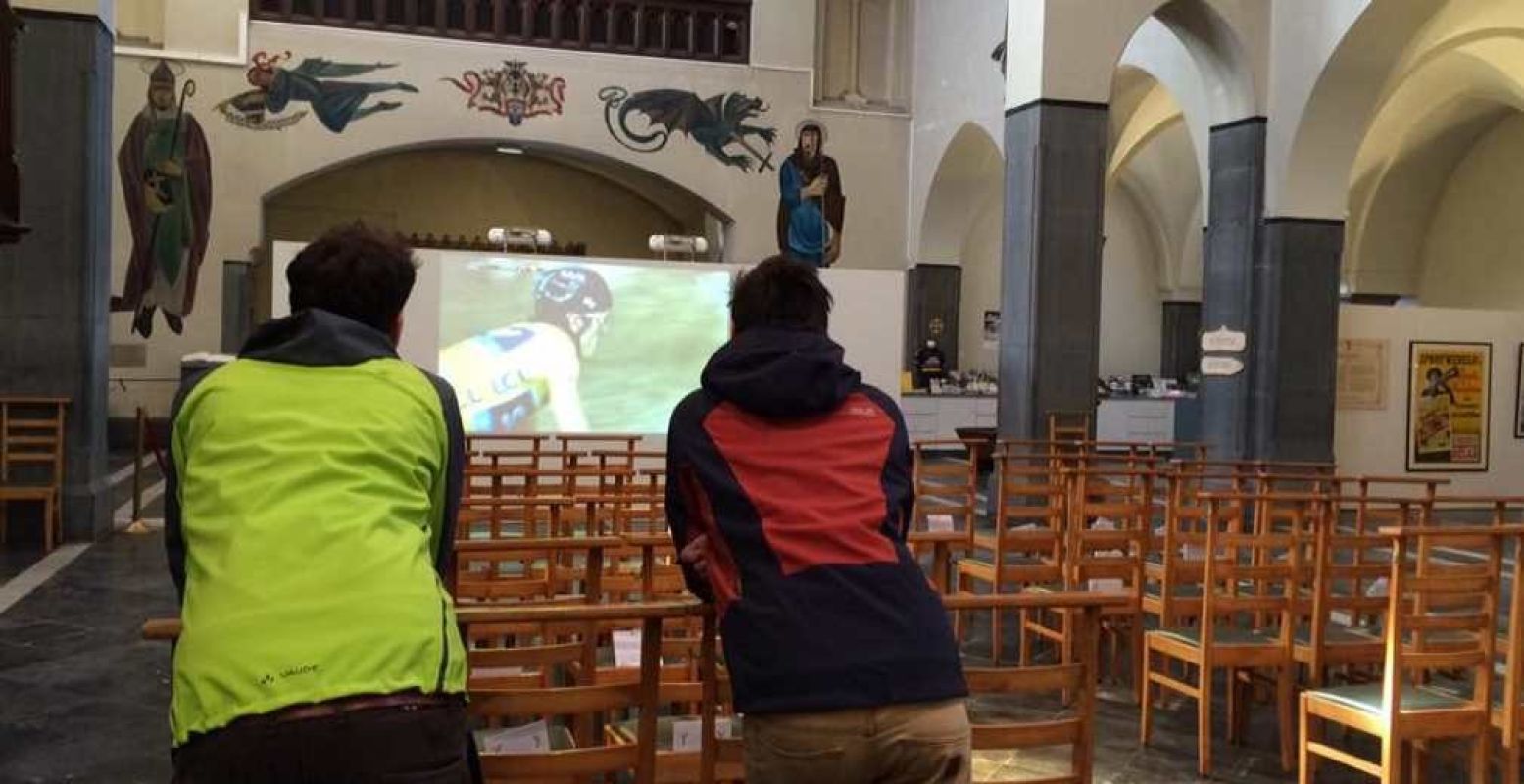 De koers kijken tijdens de expositie Koers is Religie in de Paterskerk. Foto:  Facebookpagina Wielermuseum WieMu 