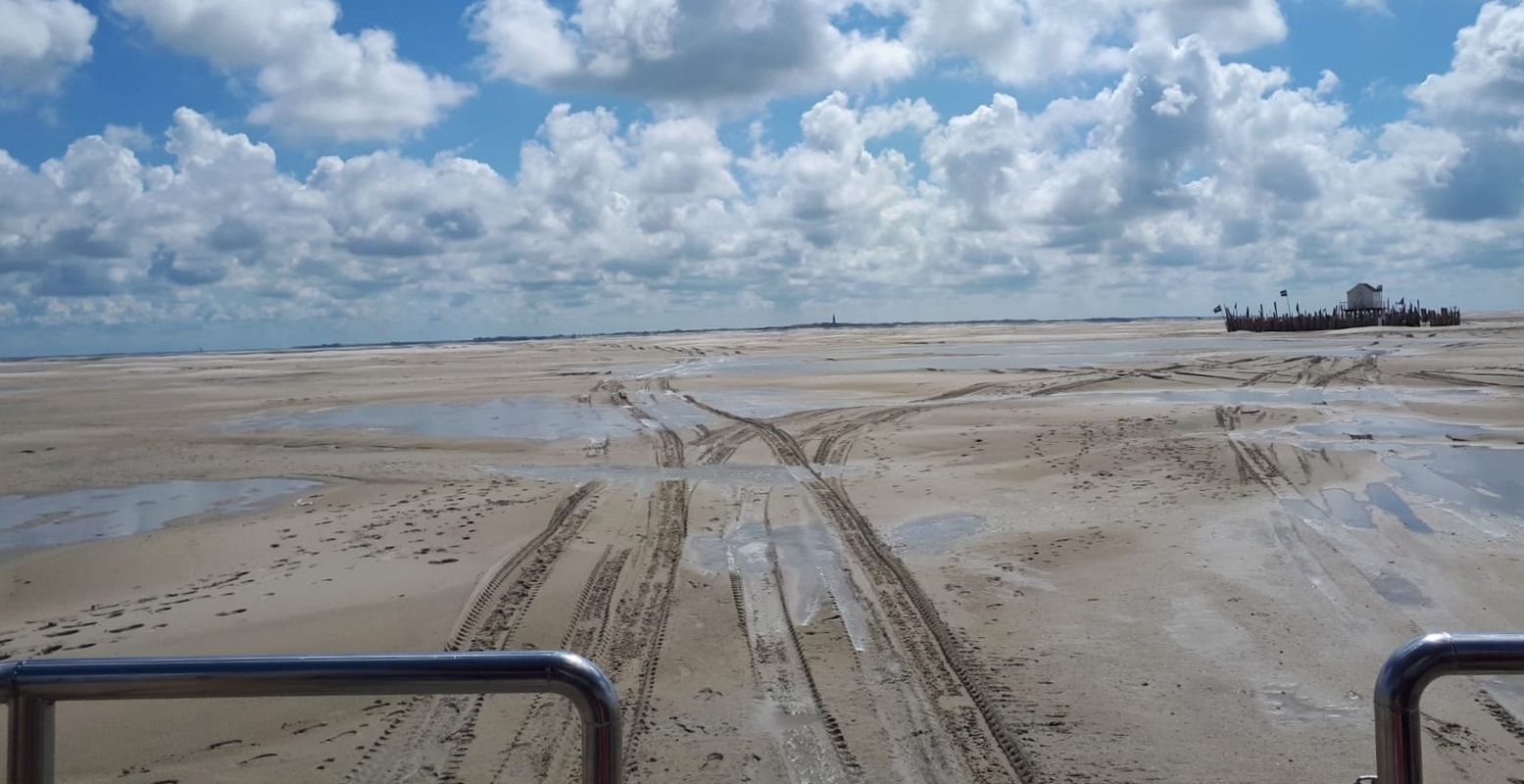 Op de Vliehors Expres met achter ons het drenkelingenhuisje en Texel. Foto: DagjeWeg.NL