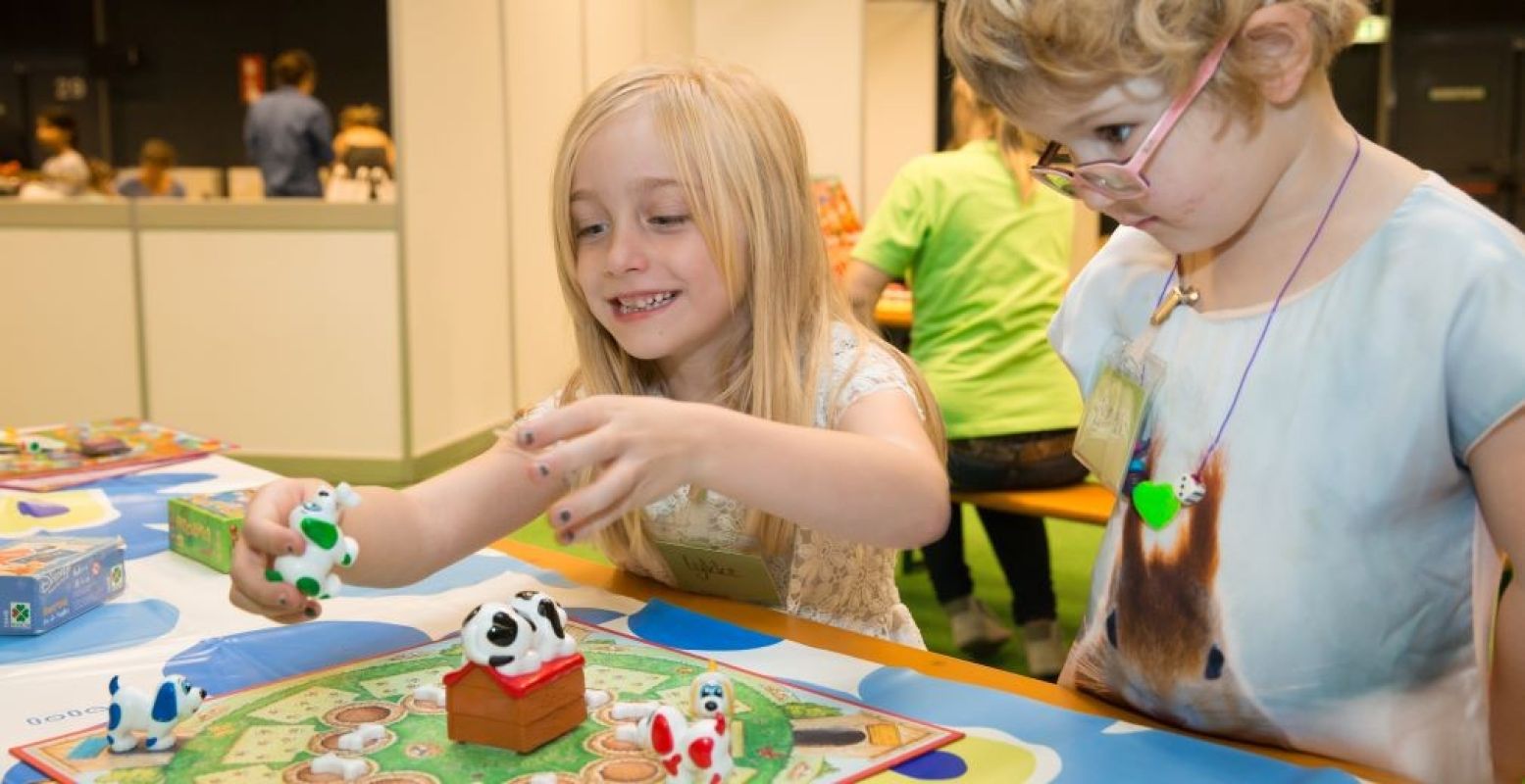 Kinderen vermaken zich op het Kinderplein. Foto: Spellenspektakel