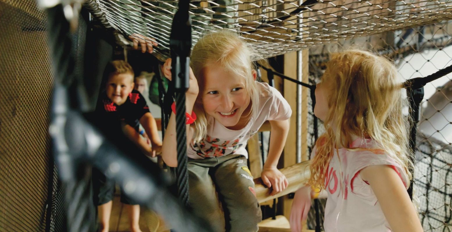 Kinderen van klein tot groot vermaken zich in de indoor speeltuin. Foto: De Wolventuin