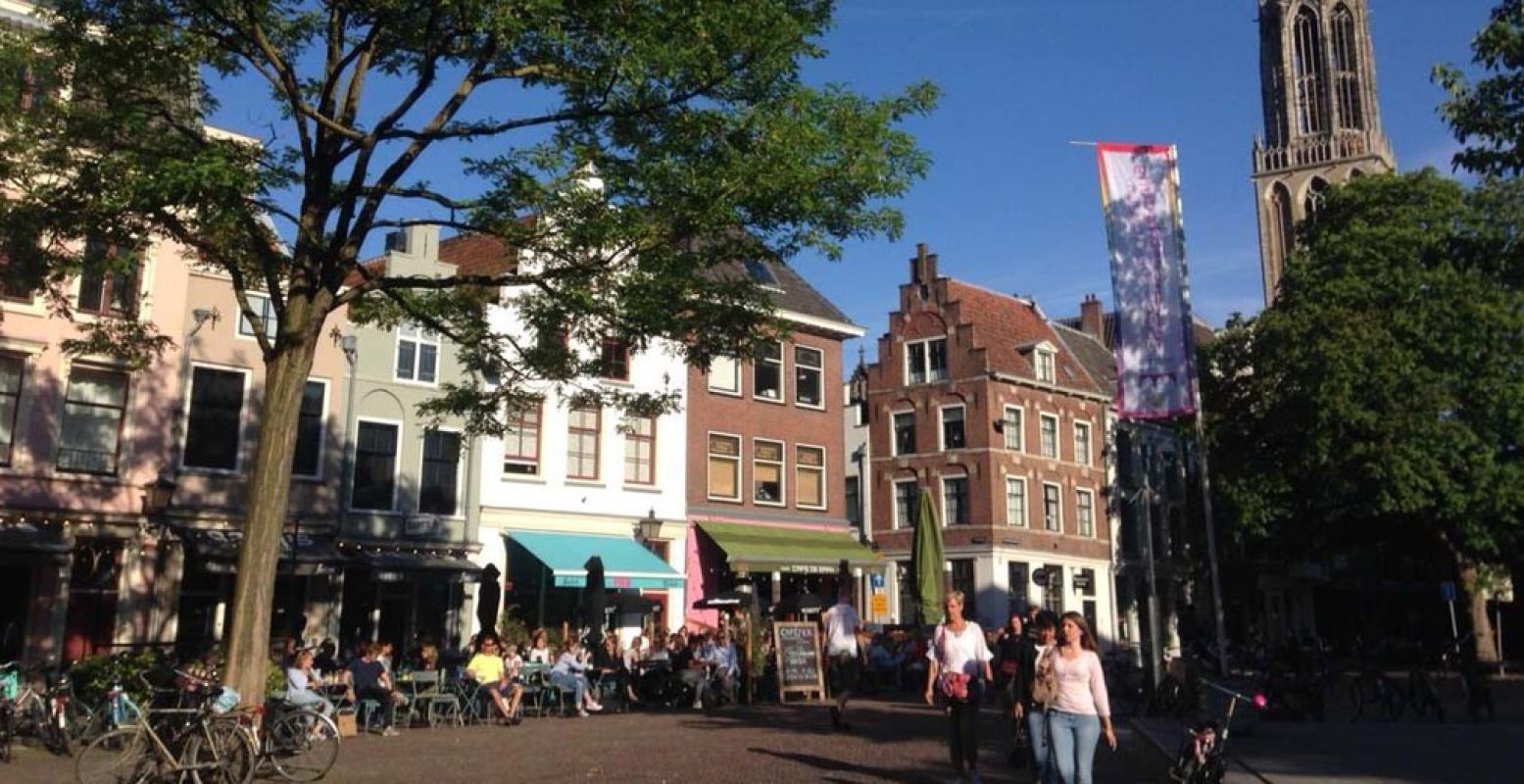 Op het Stadhuisplein in Utrecht vind je heerlijke terrasjes, zoals De Zaak. Foto: Redactie DagjeWeg.NL