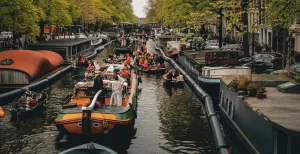 Wat is er te doen dit weekend? Koningsdag in Amsterdam is altijd een feestje. Foto: Unsplash