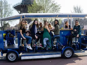 Amsterdam bierfiets Maak er een feestje van op de bierfiets. Foto: DamTours