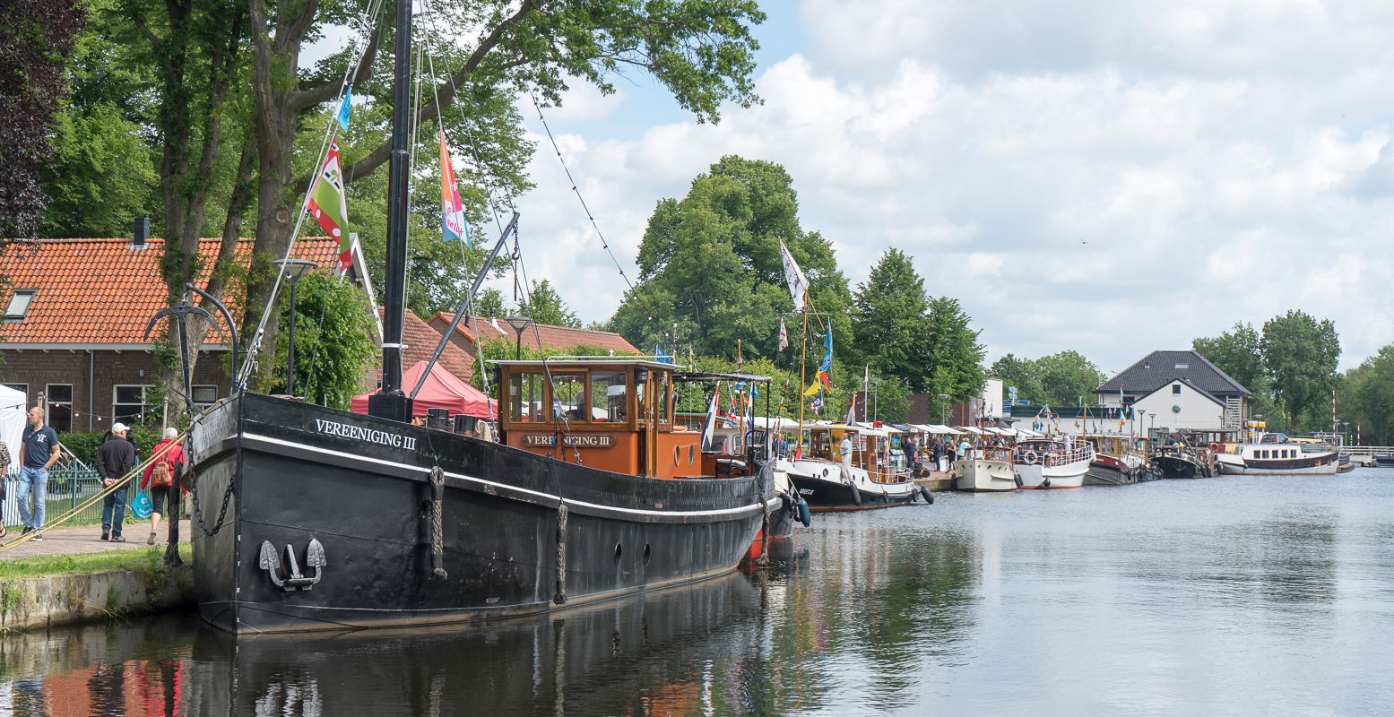 Bewonder historische schepen tijdens De Sluisdagen in Dieverbrug. Foto: organisatie De Sluisdagen