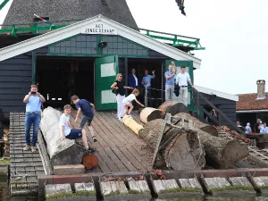 Neem een kijkje bij de houtzaagmolen. Foto: Windmill Cruises