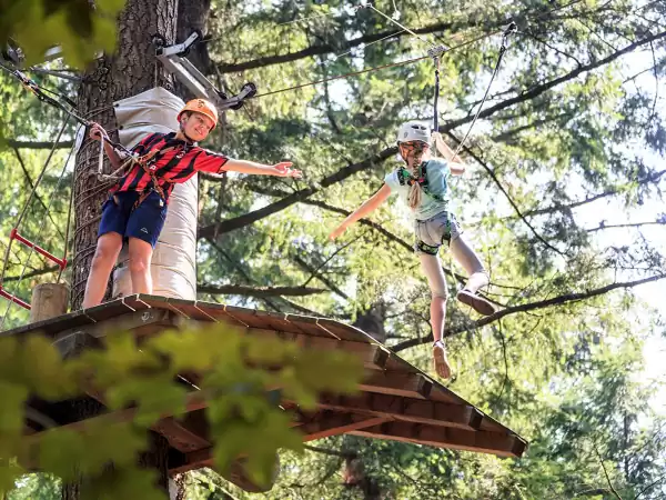 Zoef op hoge snelheid naar de overkant! Foto: Klimbos Garderen