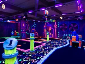 Ook kun je lekker glowgolfen bij The Maxx. Foto: The Maxx