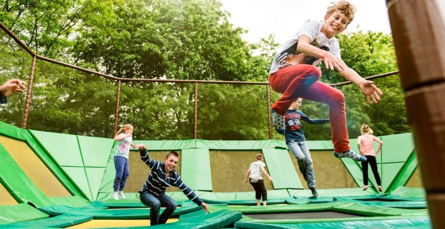 Urenlang trampolinespringen en daarna je buikje rond eten in de horecastraat! Foto: Duinoord.