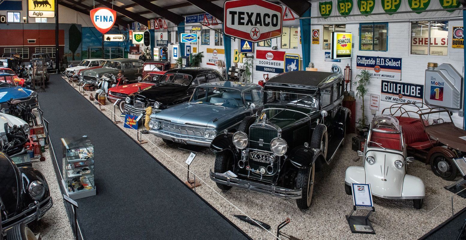 Naast oldtimers zie je in Schagen ook allerlei andere elementen uit de geschiedenis van de automobiel. Foto: Automuseum Schagen © cre8fotografie