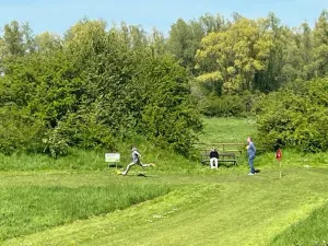 De aftrap is belangrijk bij voetgolf! Foto: MultiGolf Maurik