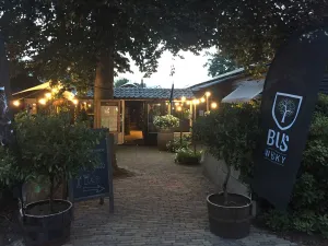 Een hapje eten in het boerderijrestaurant. Foto: Bus Whisky