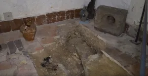 Klein, maar memorabel museum in Wageningen Der resten van de toegangspoort van het kasteel in de kelder van museum De Casteelse Poort. Foto: still uit de video van De Casteelse Poort