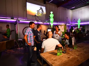 Tussendoor even bijkletsen in het gezellige VR Game Center. Foto: VR4play