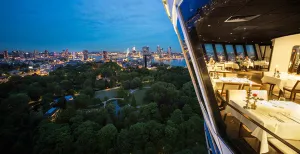 Originele uitjes voor jou en je date In de Euromast genieten van een kopje koffie en een gebakje terwijl Rotterdam aan jullie voeten ligt... Zwijmel! Foto: Euromast.