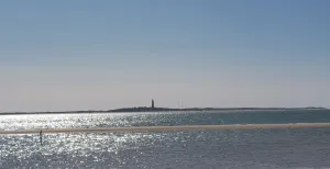 Dichter naar het strand De vuurtoren van Texel wordt steeds kleiner. Foto: DagjeWeg.NL
