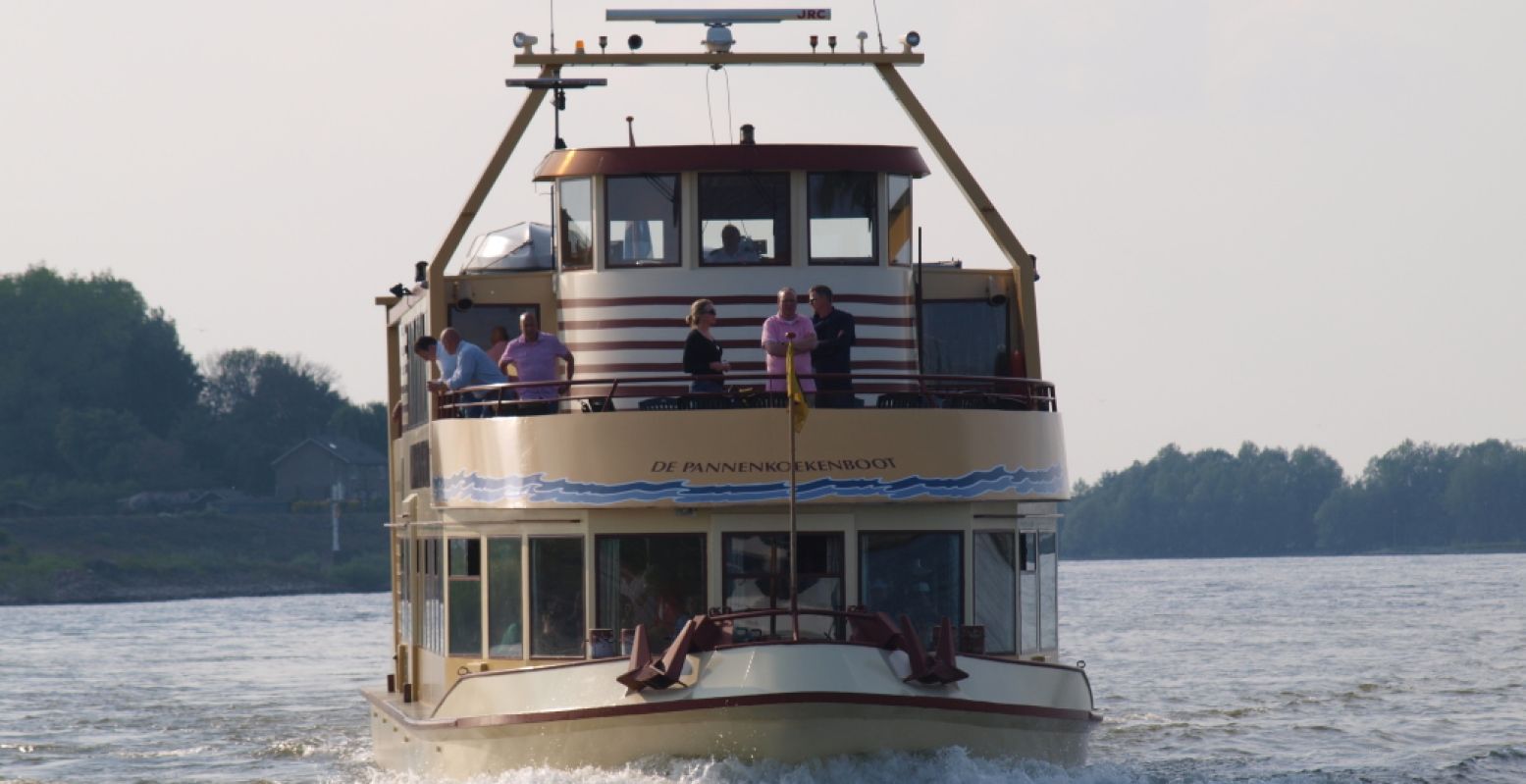 Vaar over de Waal, een van de mooiste stukjes natuur in Nijmegen. Foto: Pannenkoekenboot Nijmegen.