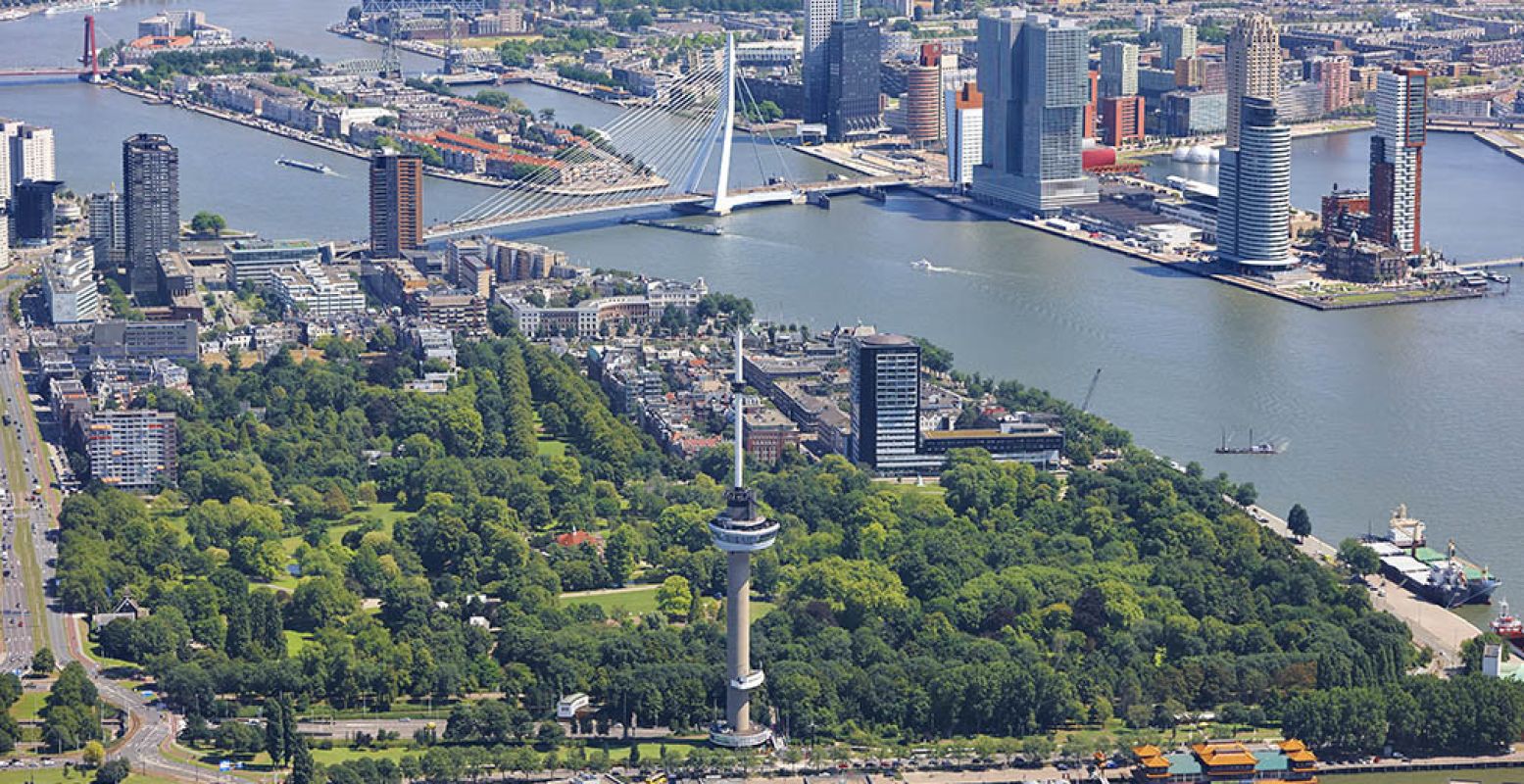 De skyline van Rotterdam is prachtig en nâg intenser wanneer je zelf in de lucht naast de Euromast hangt. Foto: Euromast.