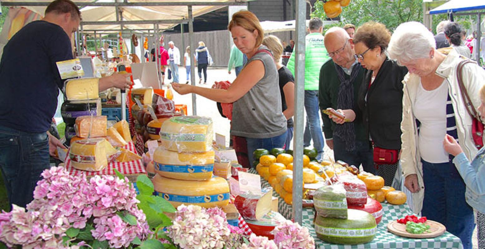 Loop langs kraampjes vol mooie producten en culinaire lekkernijen. Proeven mag! Foto: Kasteel Keukenhof.