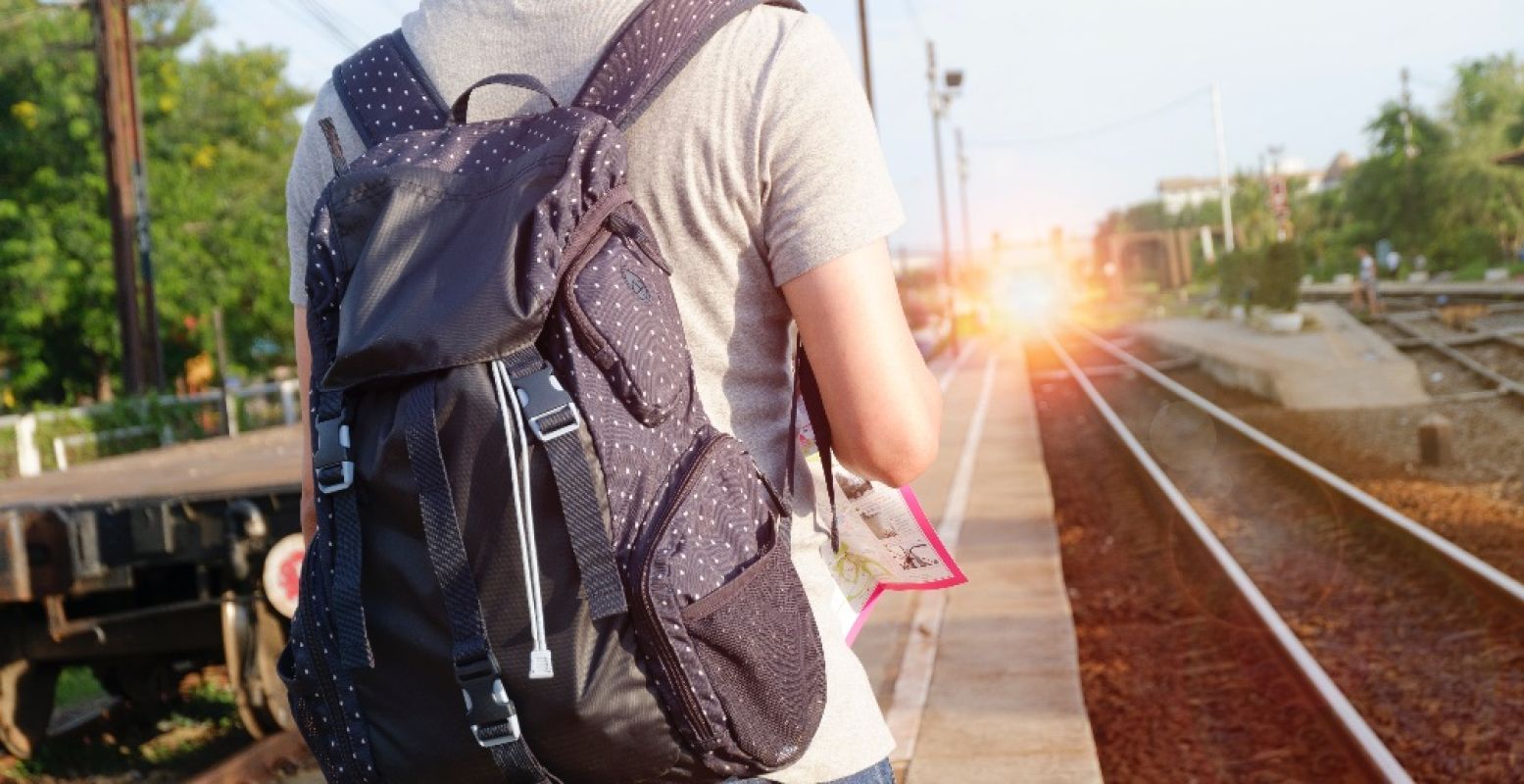 Neem niet teveel bagage mee en je reist snel en gemakkelijk met de trein. Foto: Pexels.com