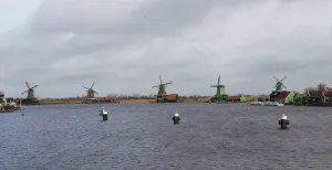 In de winter naar de Zaanse Schans? Dit is waarom! Daar staan ze aan het water: vijf van de acht molens van de Zaanse Schans. Foto: DagjeWeg.NL © Tonny van Oosten