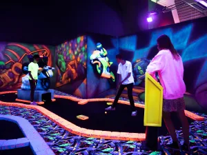 Speel een spannend potje glowgolf. Foto: Plaza Sportz Assen