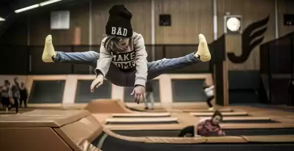 Dagje uit met regen: dit zijn leuke indoor uitjes Ga los in een trampolinepark. Foto: Jumping Jack.