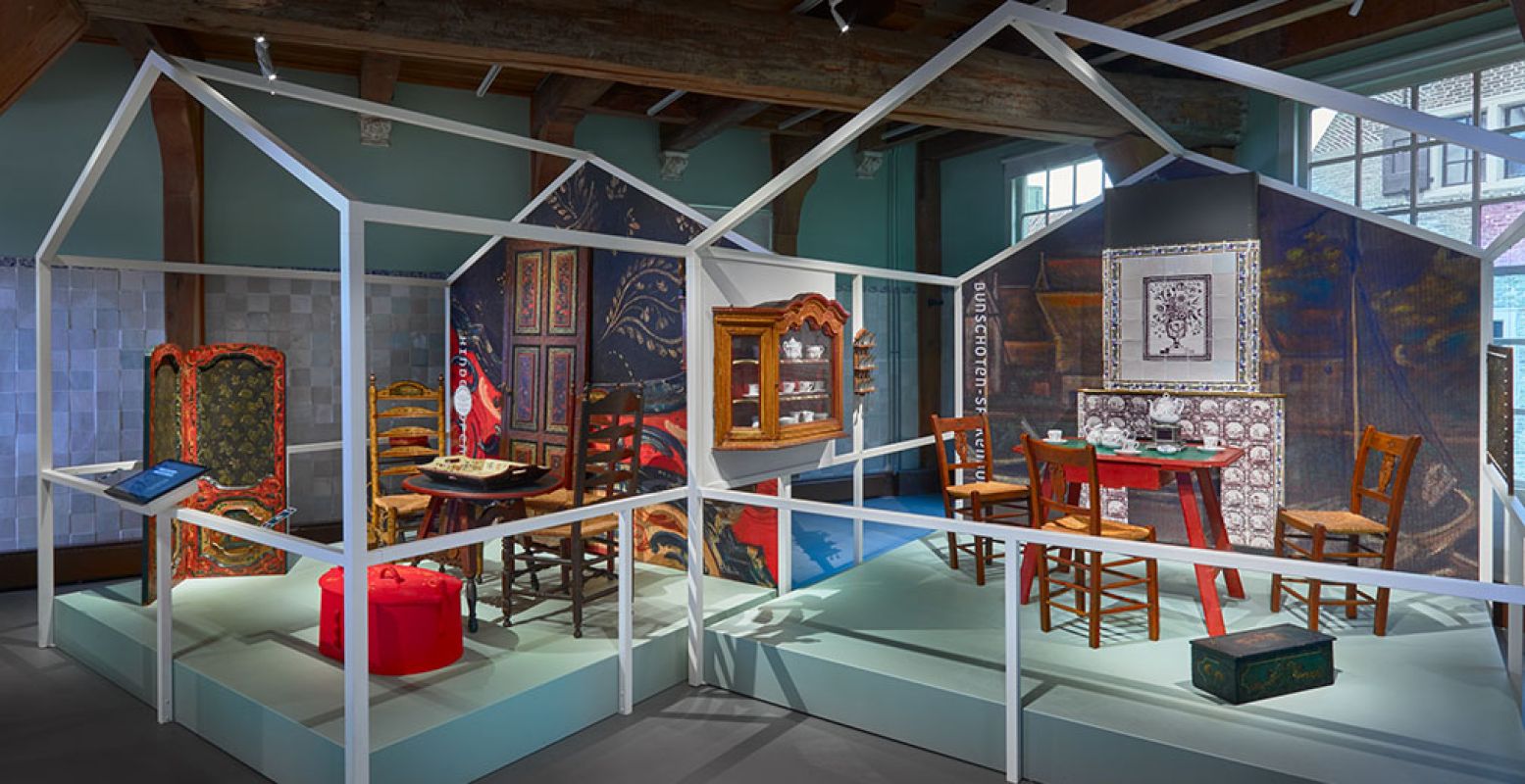 Stukjes interieur van vroeger, waarbij je goed de verschillen in stijl ziet tussen de vissersdorpen rondom de Zuiderzee. Foto: Zuiderzeemuseum © Erik Hesmerg