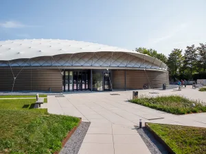 Het duurzame gebouw lijkt op een parachute. Foto: Rein Jansma, Shaded Dome Technologies