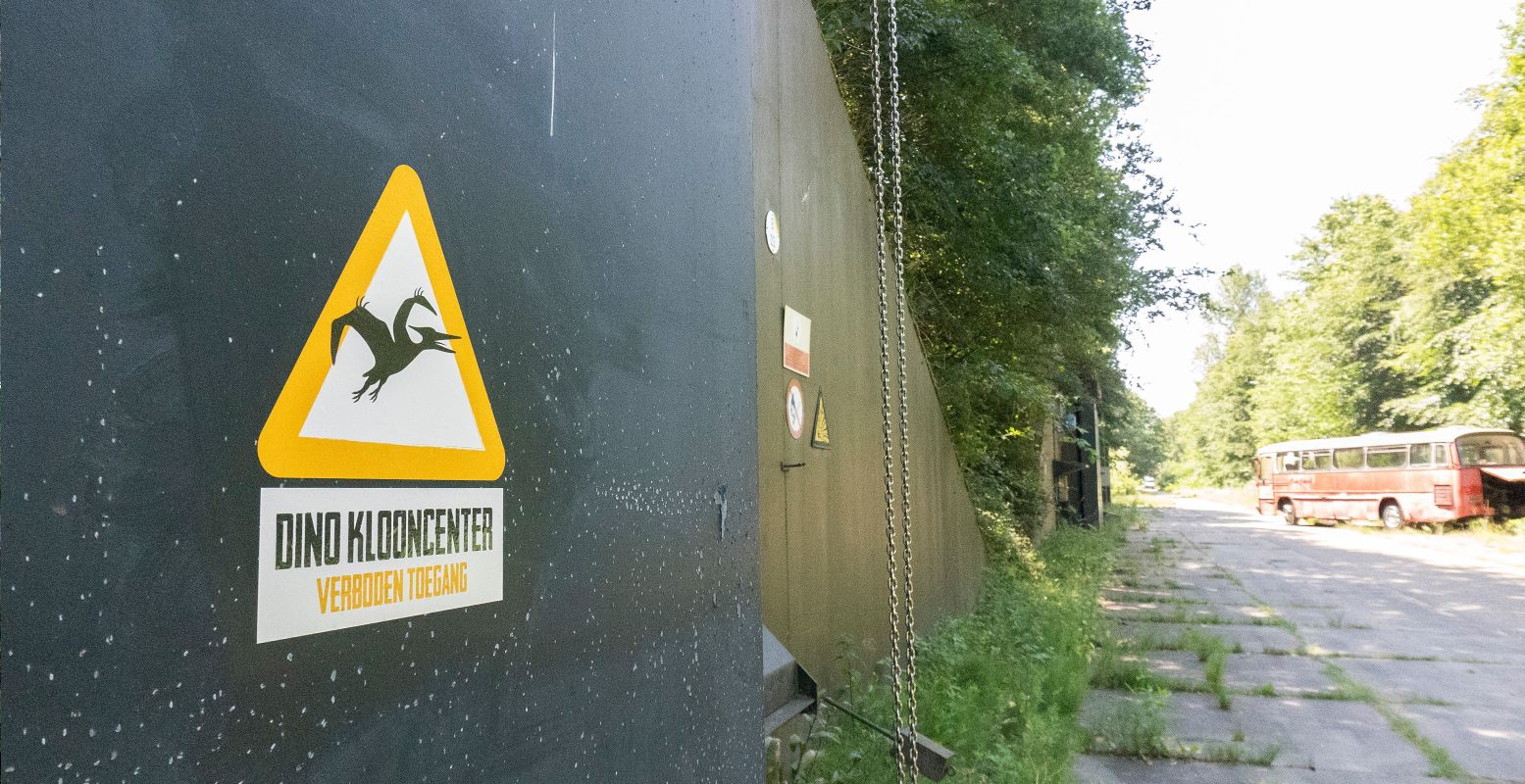 Ontdek allerlei geheimen en dino's in de bunkerstrip van Vliegveld Twente. Foto: De Dino Fabriek