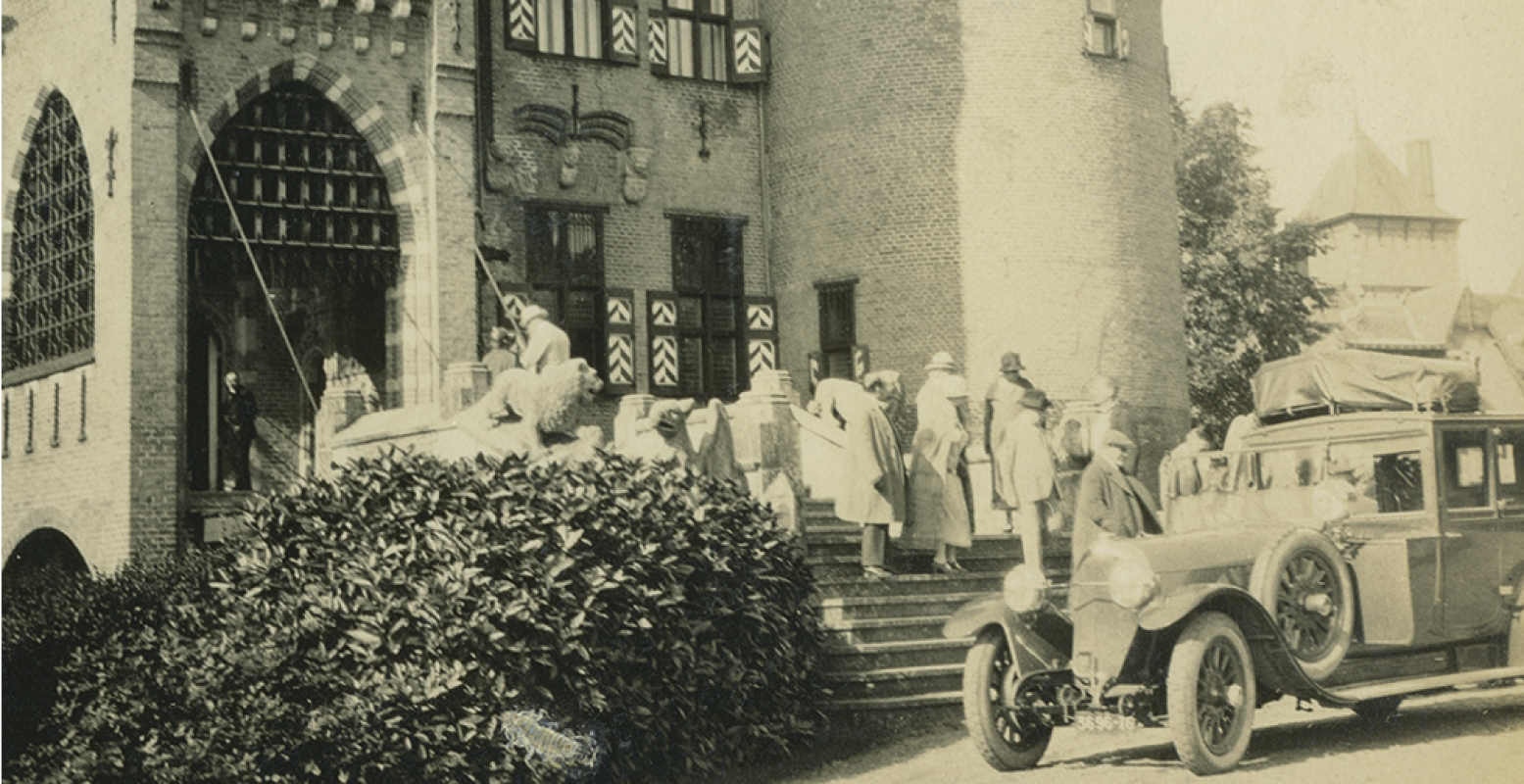De baron en barones maken zich klaar voor vertrek. Beeld uit 1920. Foto: Kasteel De Haar.