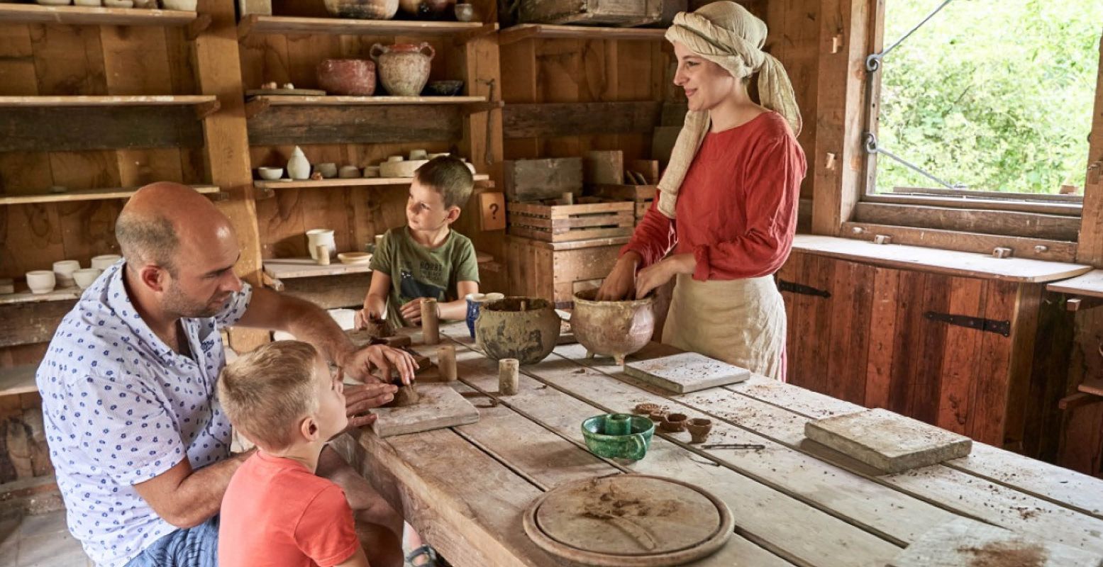 Ga samen pottenbakken bij het preHistorisch Dorp. Foto: preHistorisch Dorp